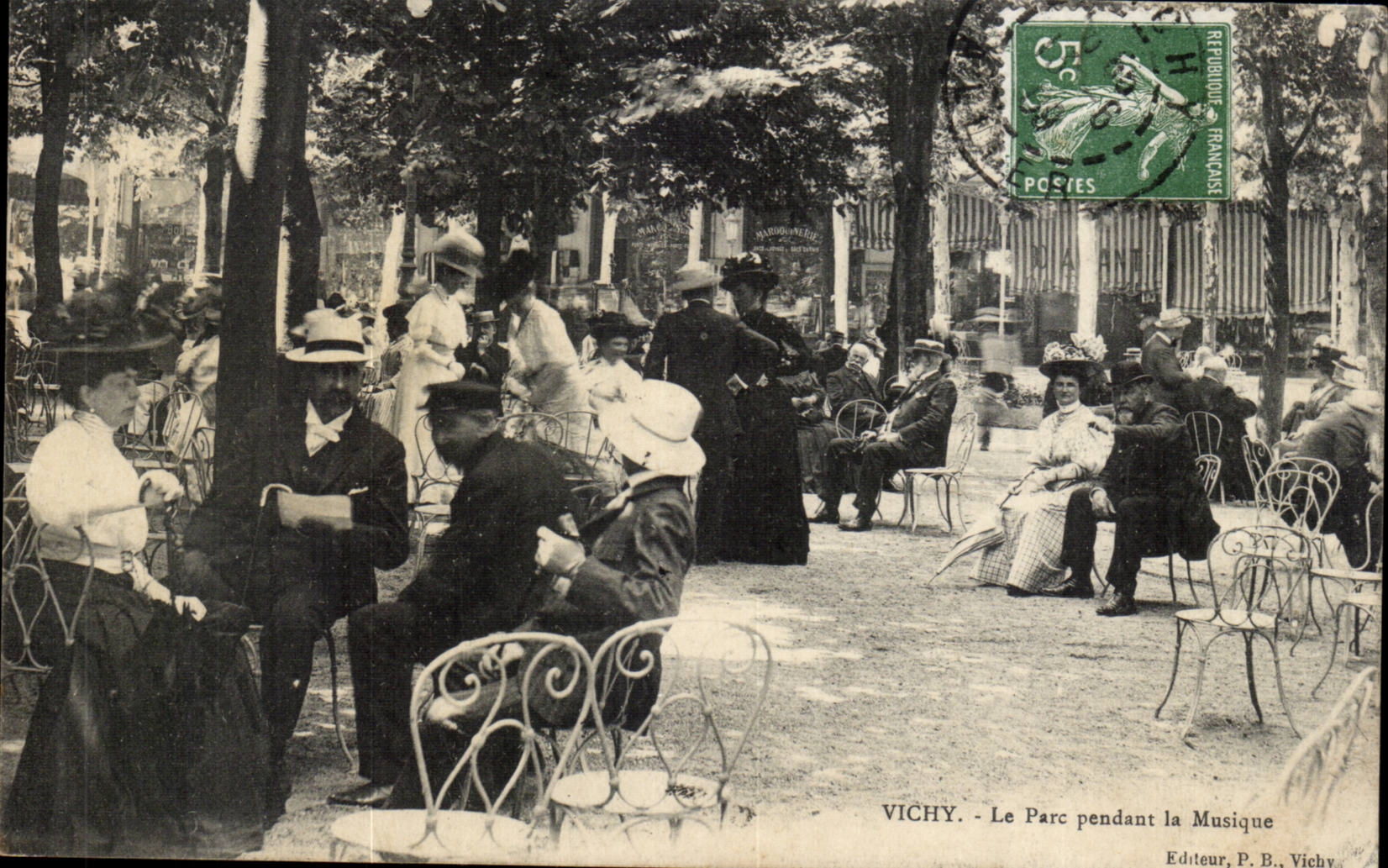 Vichy CPA Le parc pendant la musique