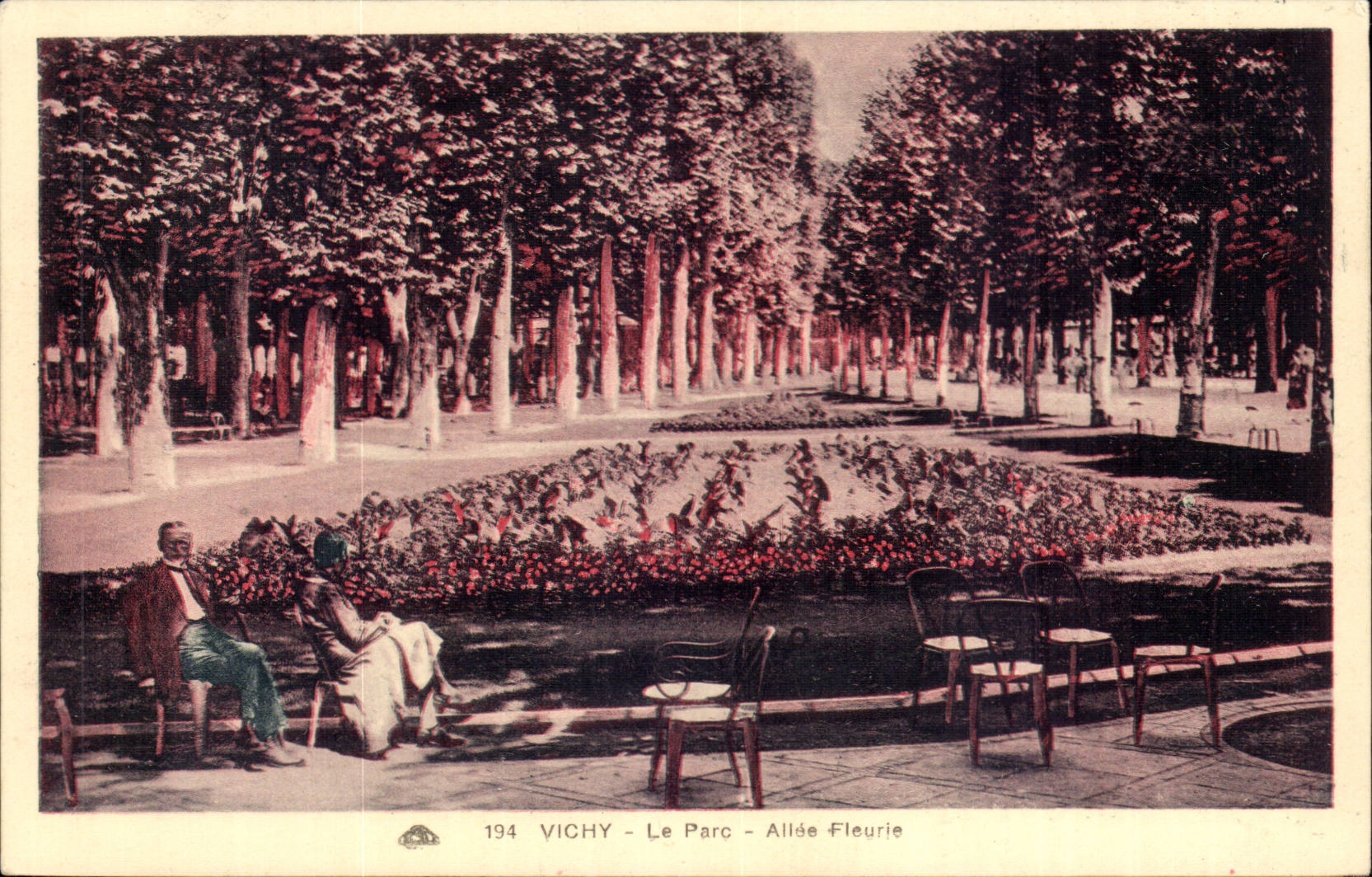 Vichy CPA Le parc Allee fleurie