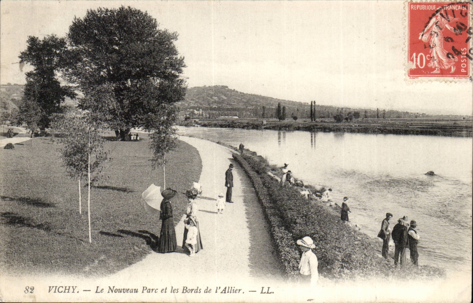 Vichy CPA Le nouveau parc et les bords de l'Allier