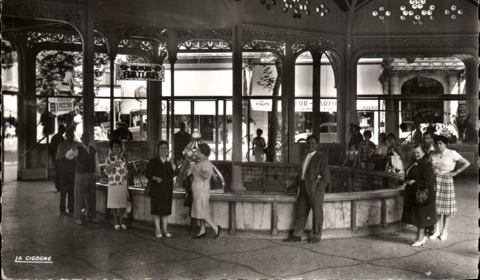 Vichy CPA Reine des villes d'eaux Source Grande grille