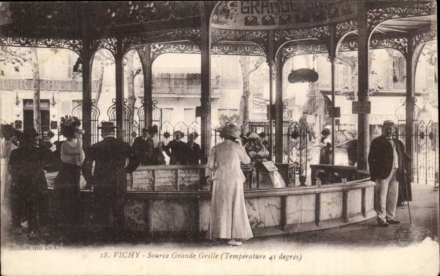 Vichy CPA La source Grande grille