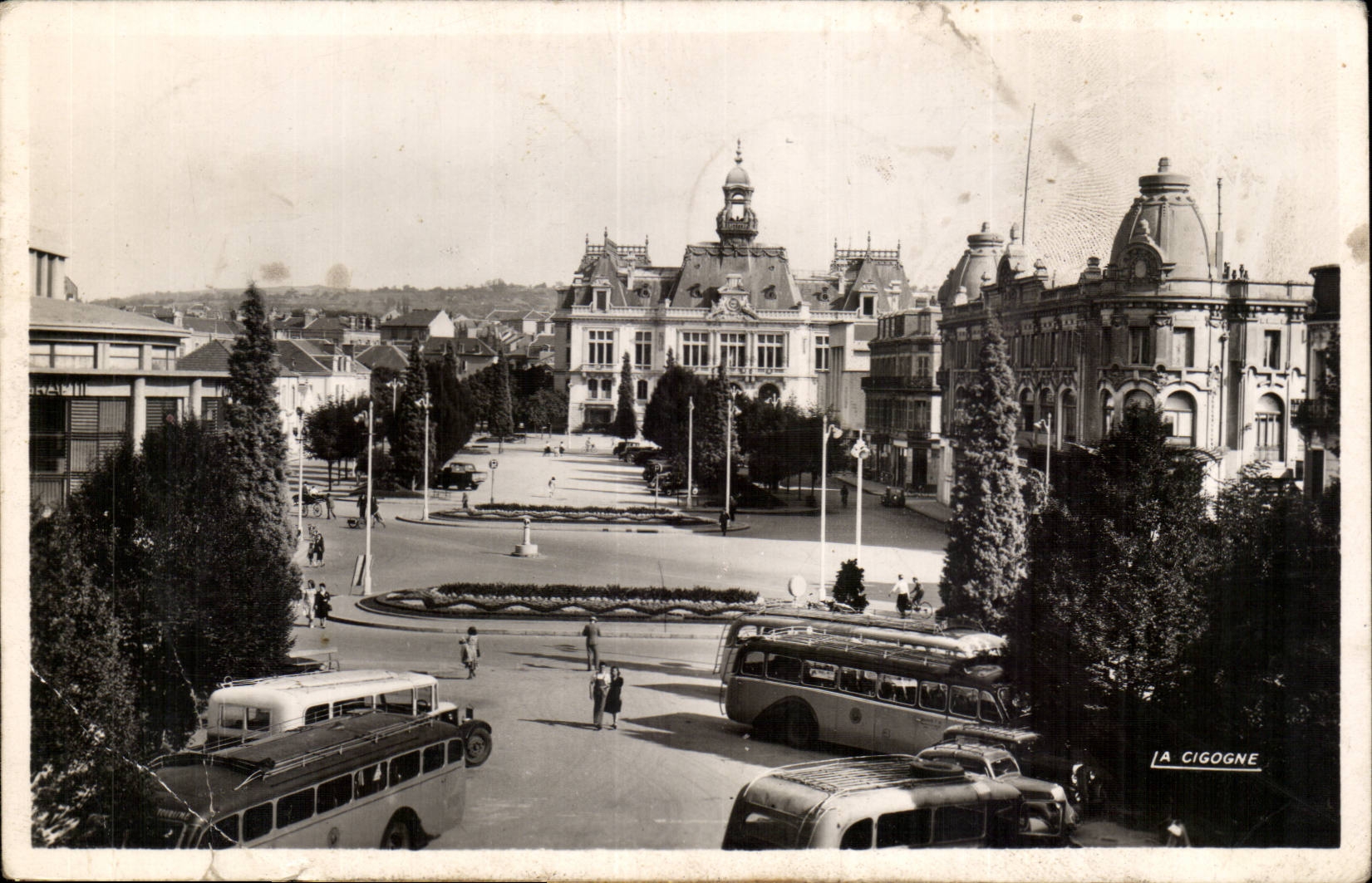 Vichy CPA L'esplanade de l'hotel de ville