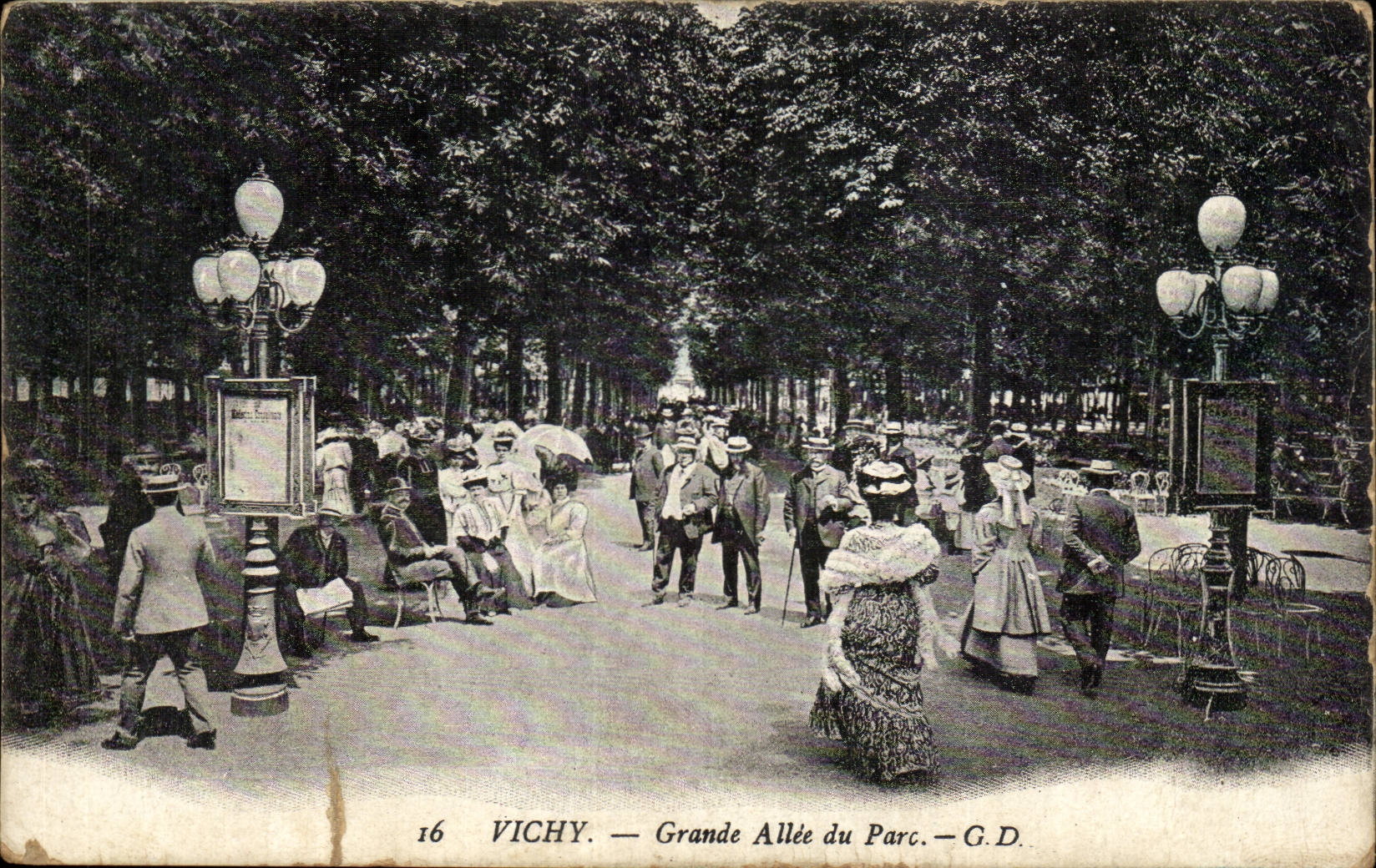 Vichy CPA Grande allee du parc