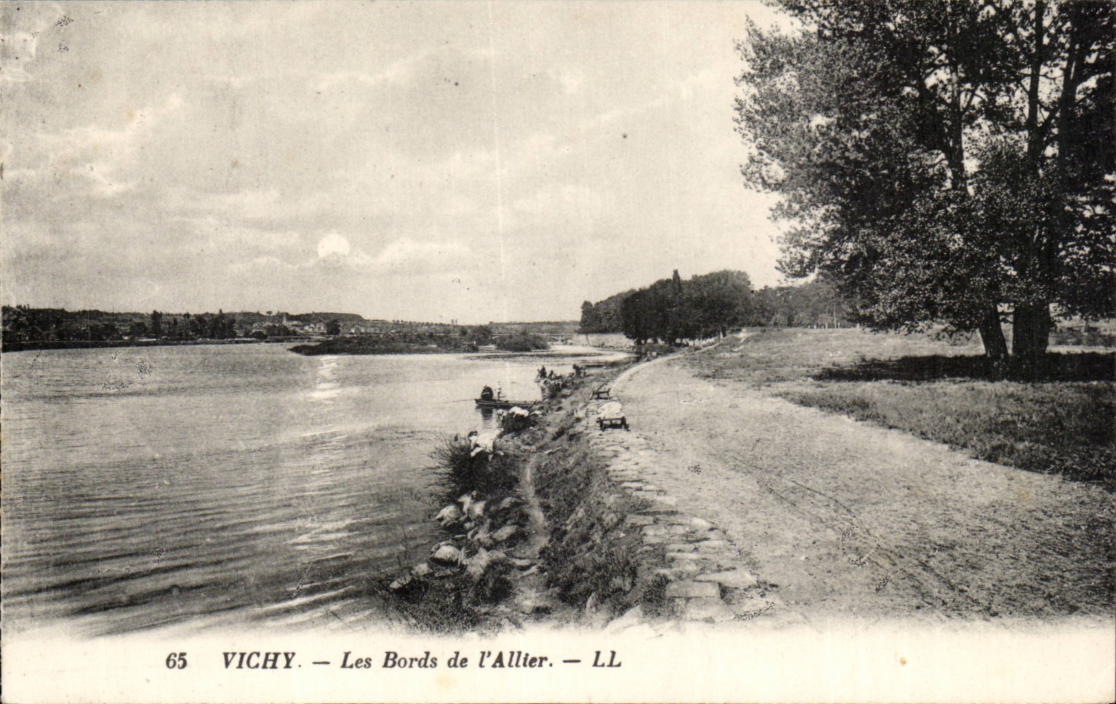 Vichy CPA Les bords de l'Allier