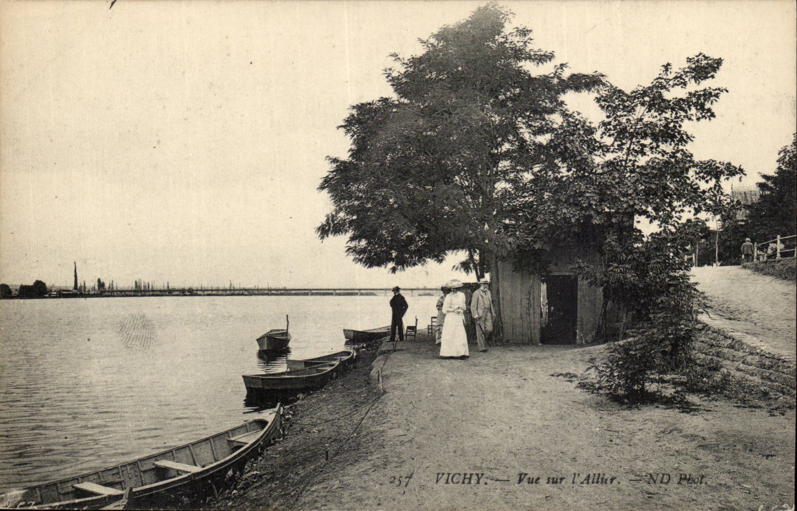 Vichy CPA Vue sur l'Allier