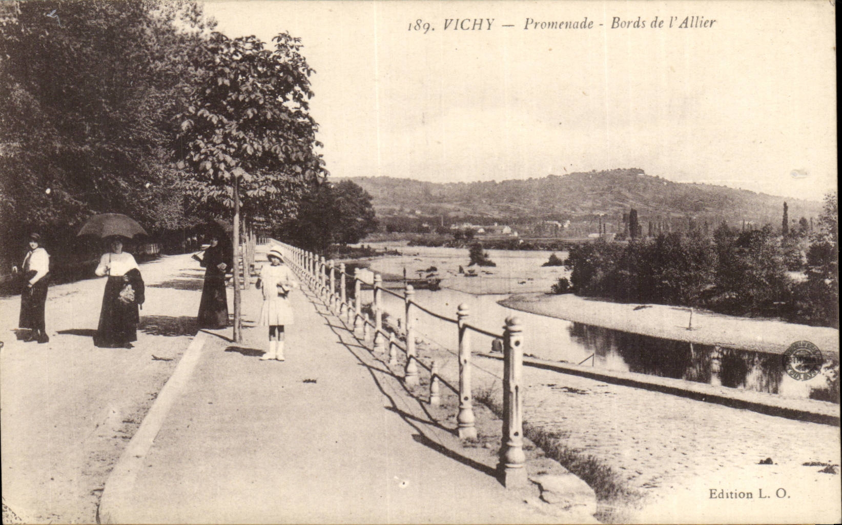 Vichy CPA Promenade Bords de l'Allier