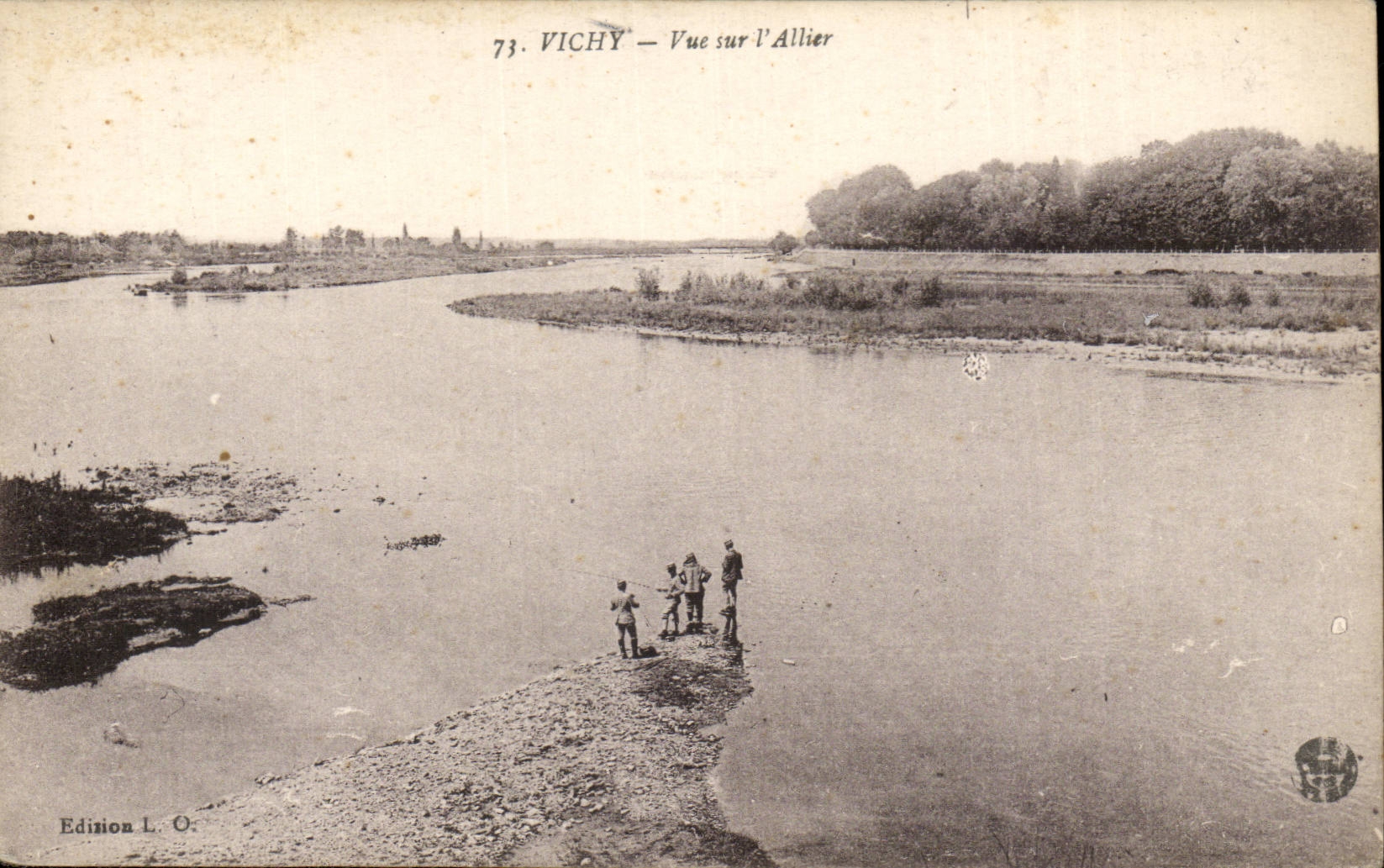 Vichy CPA Vue sur l'Allier (pecheurs)