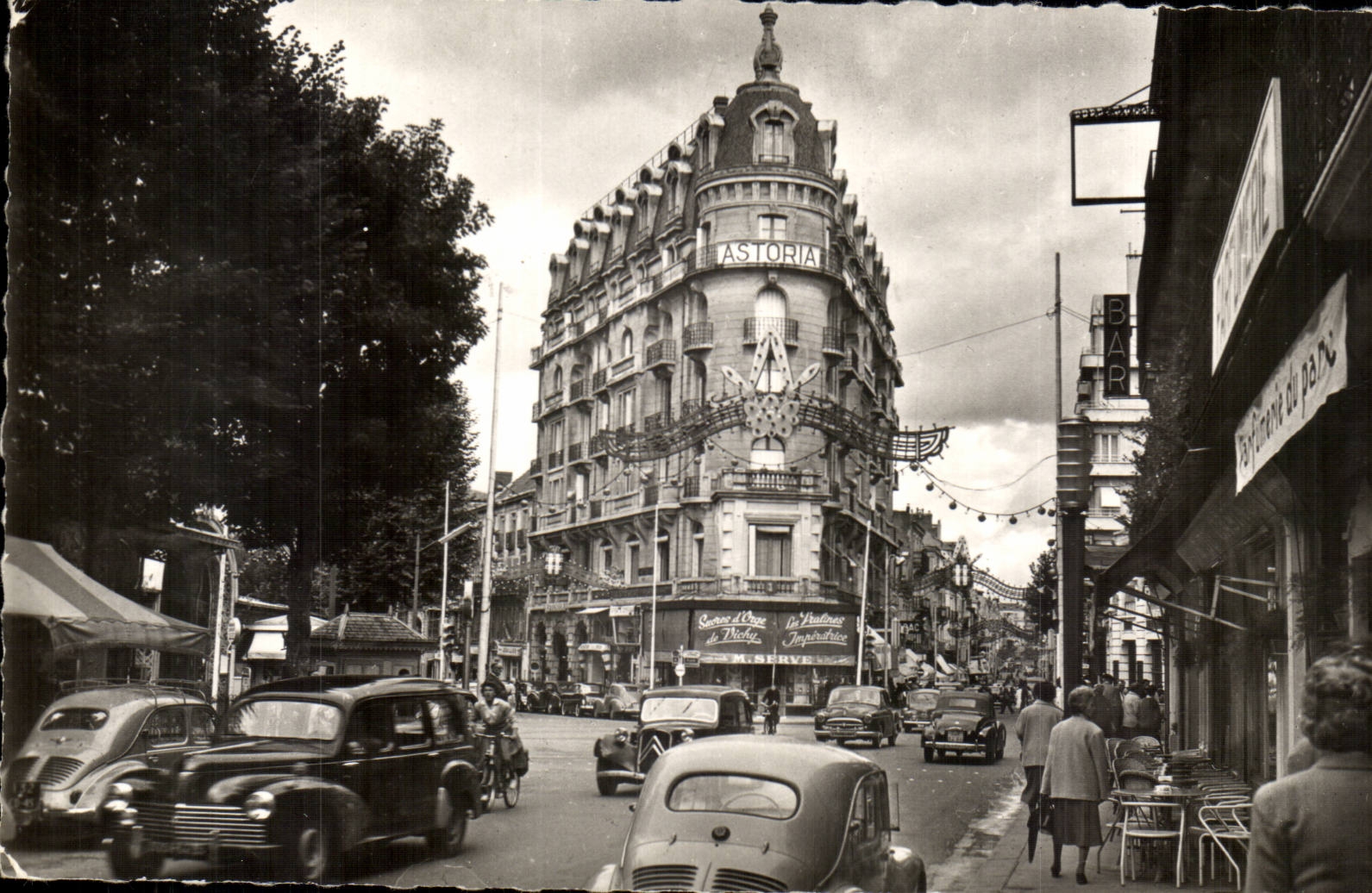 Vichy CPM Place Victor Hugo