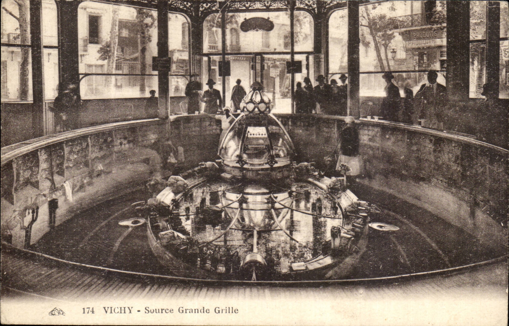 CPA Vichy Source grande grille