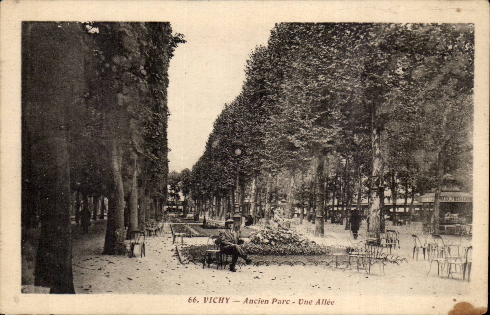 CPA Vichy Ancien parc Une allee