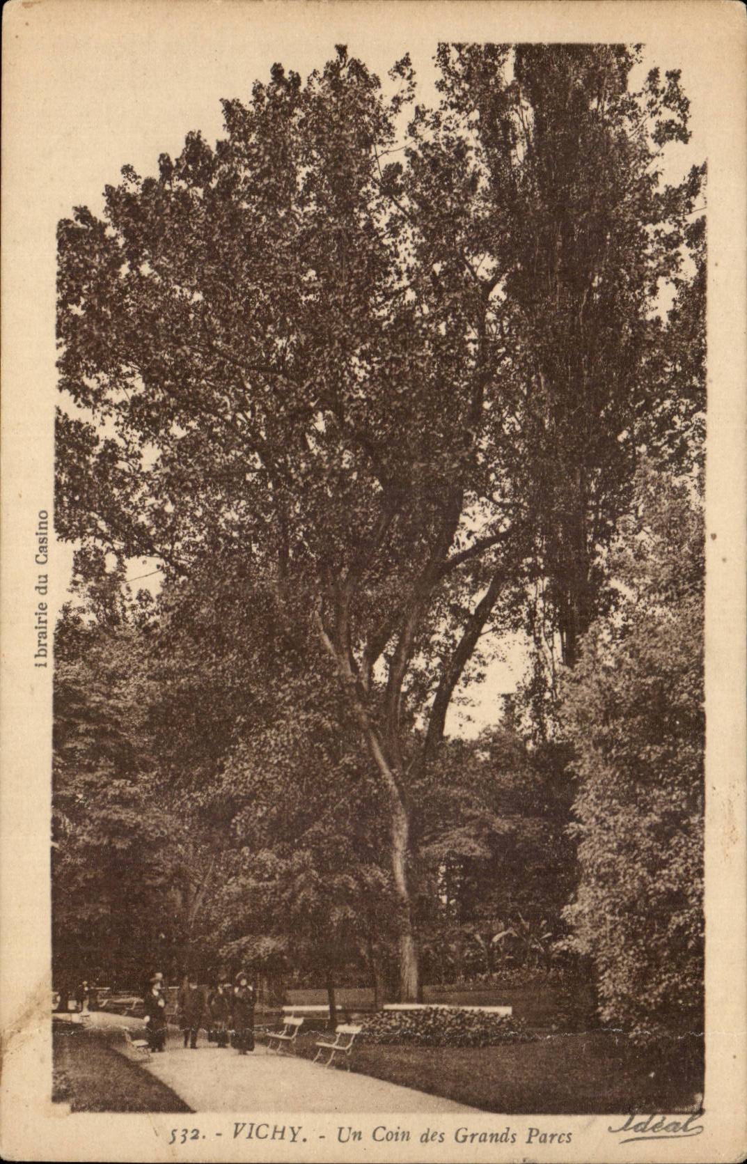 Vichy CPA Un coin des grands parc