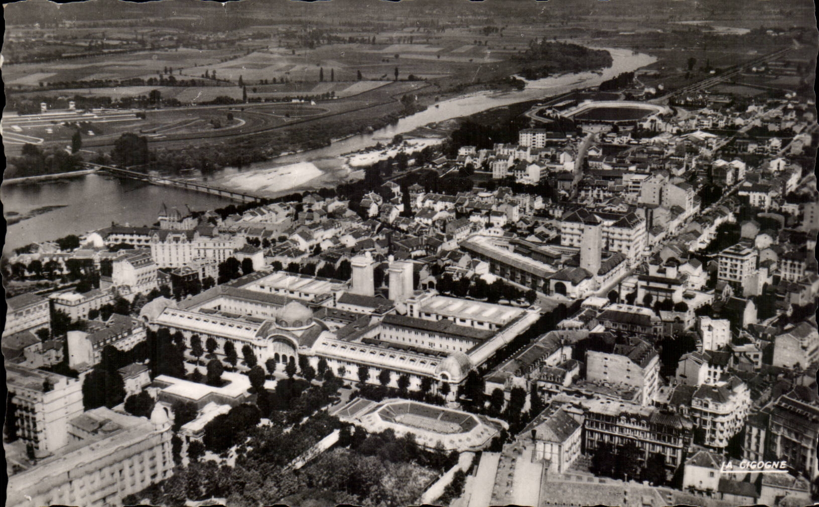 Vichy - Reine des Villes d'Eaux - Vue Aerienne - CPA 