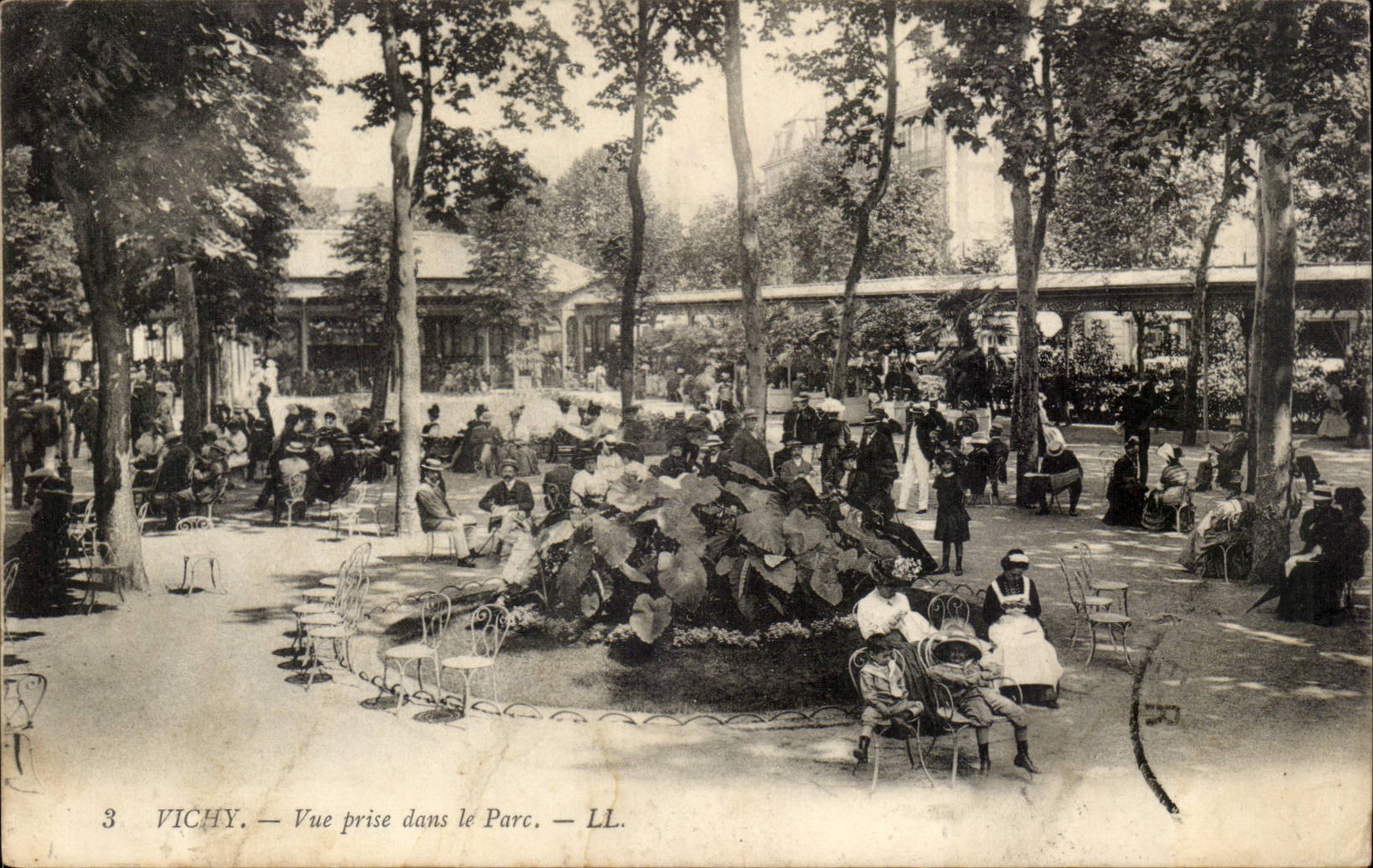 Vichy - Vue prise dans le Parc - CPA 