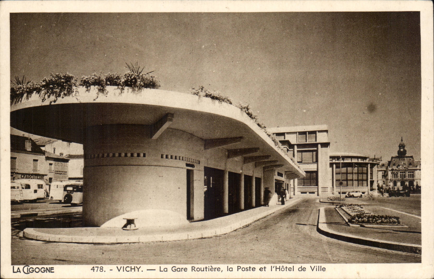 Vichy - Le gare Routiere - la poste et l'Hotel de Ville - CPA 