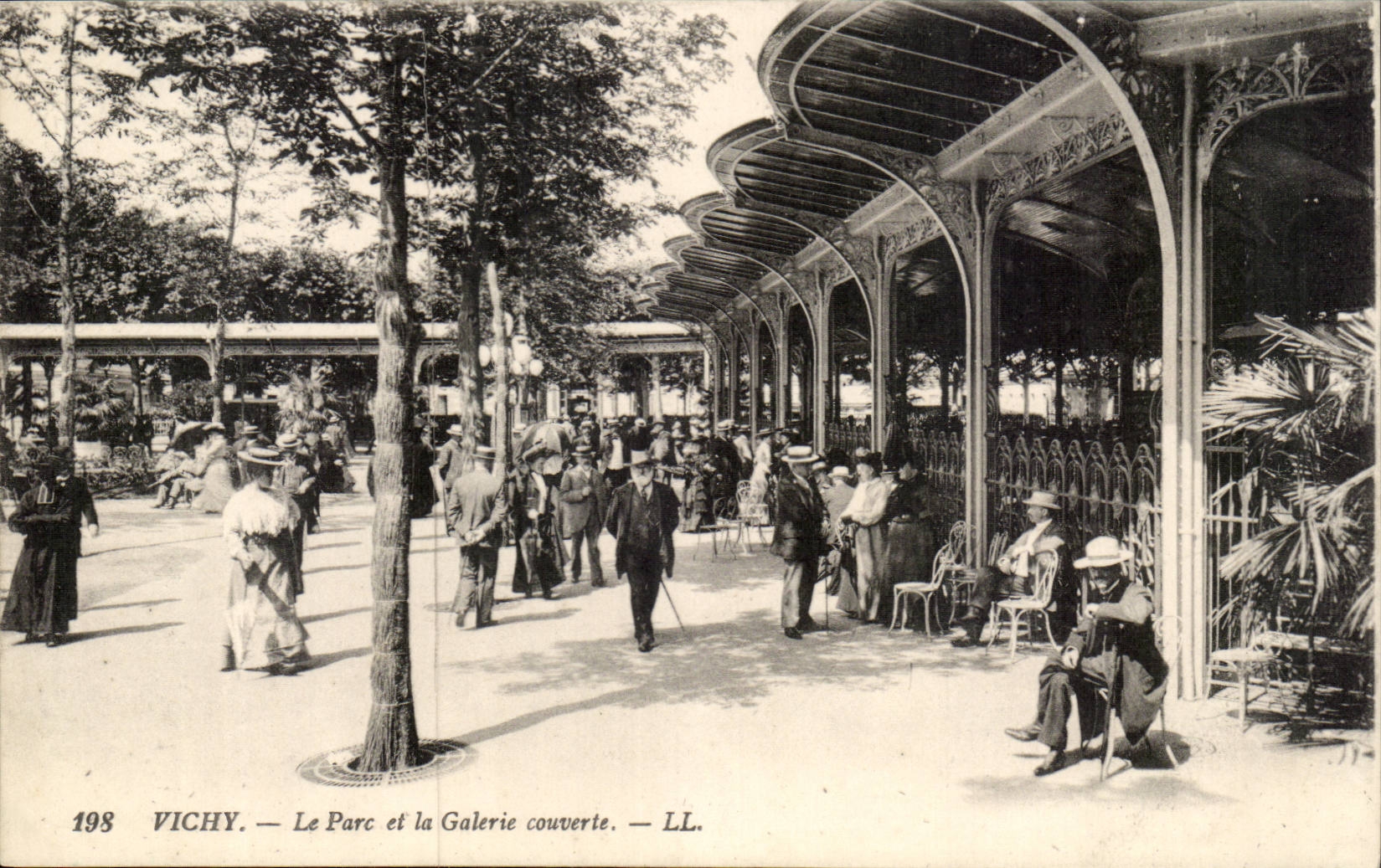 Vichy - Le Parc et la Galerie couverte - CPA 
