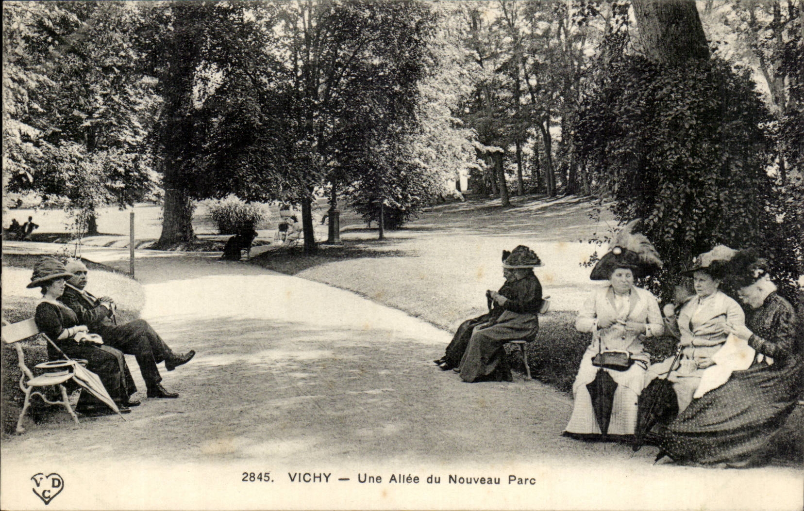 Vichy - Une Allee du Nouveau Parc - CPA 