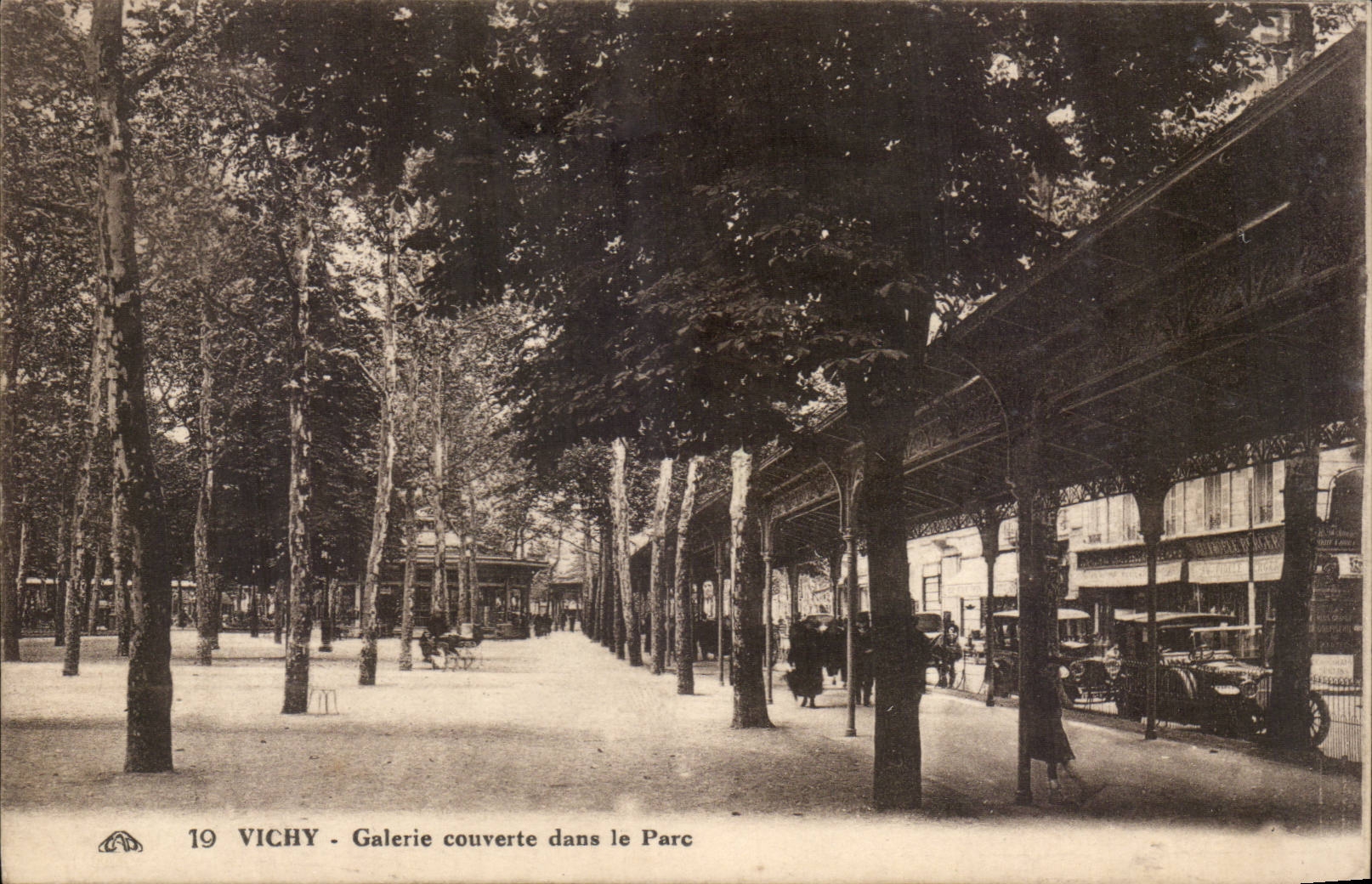 Vichy - Galerie couverte dans le Parc - CPA 