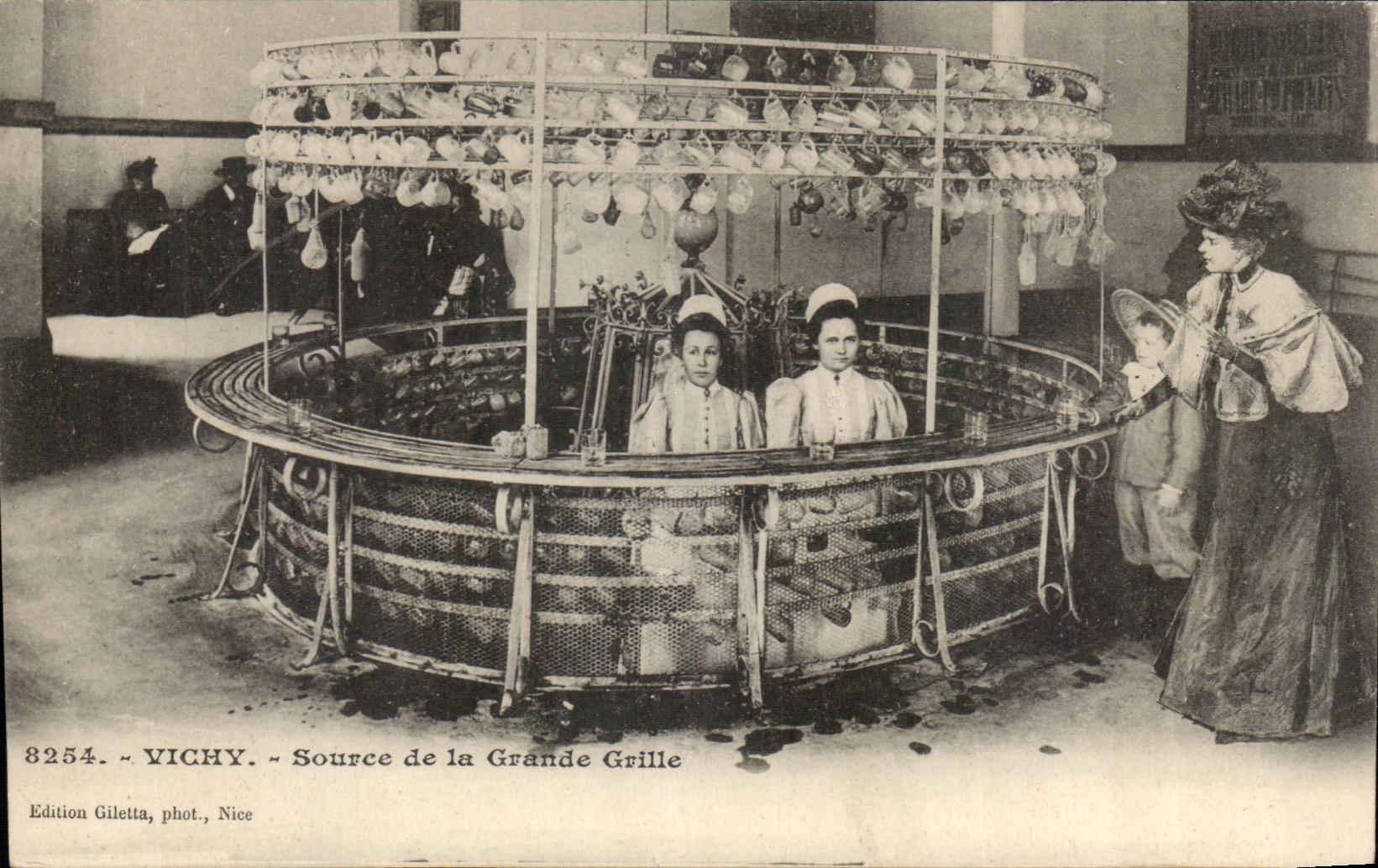 Vichy - Source de la Grande Grille - CPA 