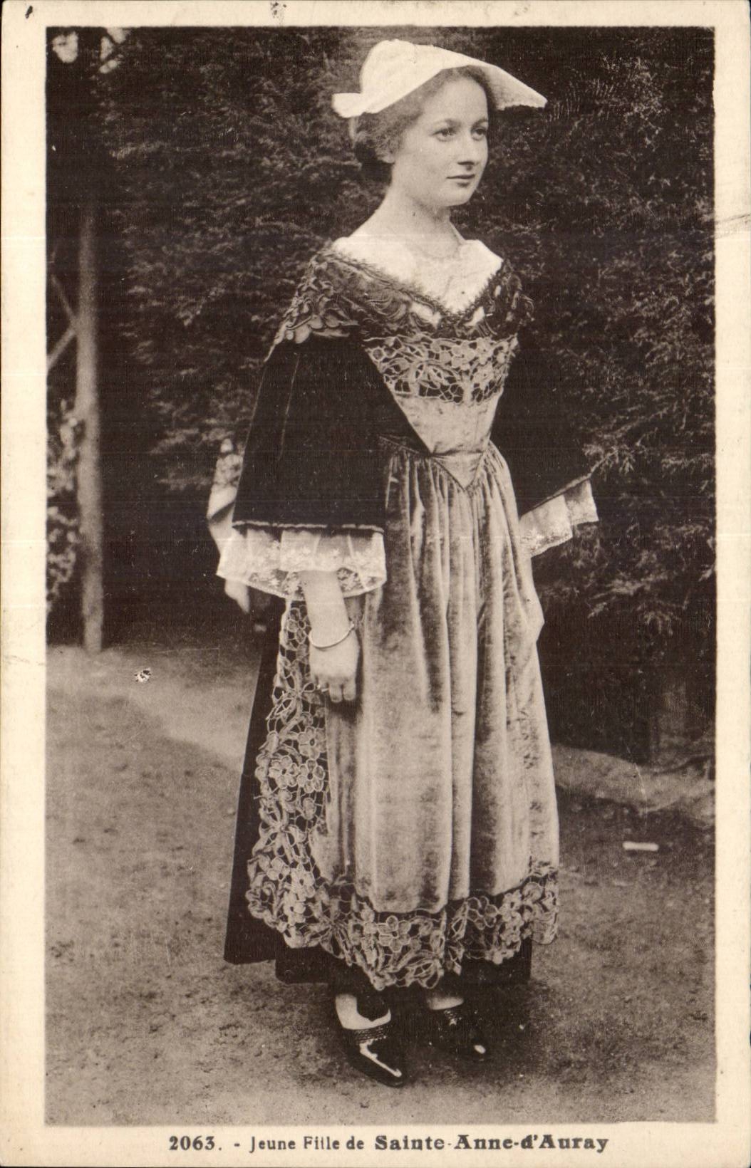 Saint Anne d' Auvray CPA girl