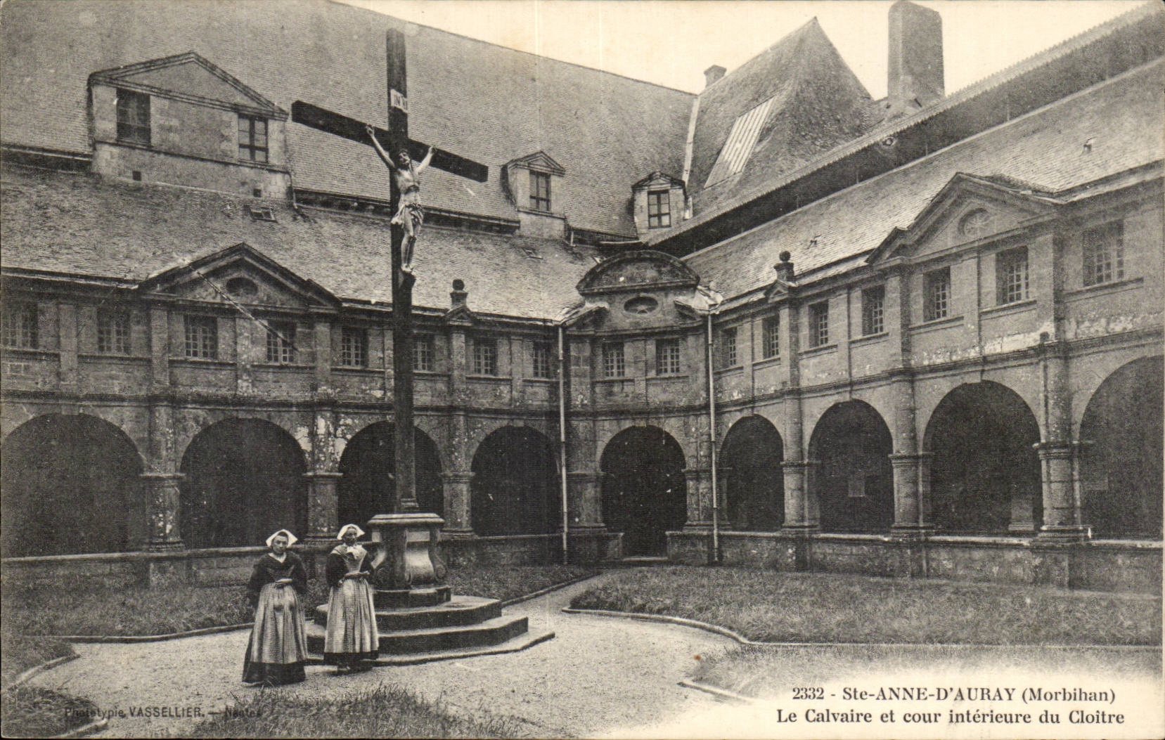 Sainte Anne d' Auray CPA the martyrdom and interior court of the cloister