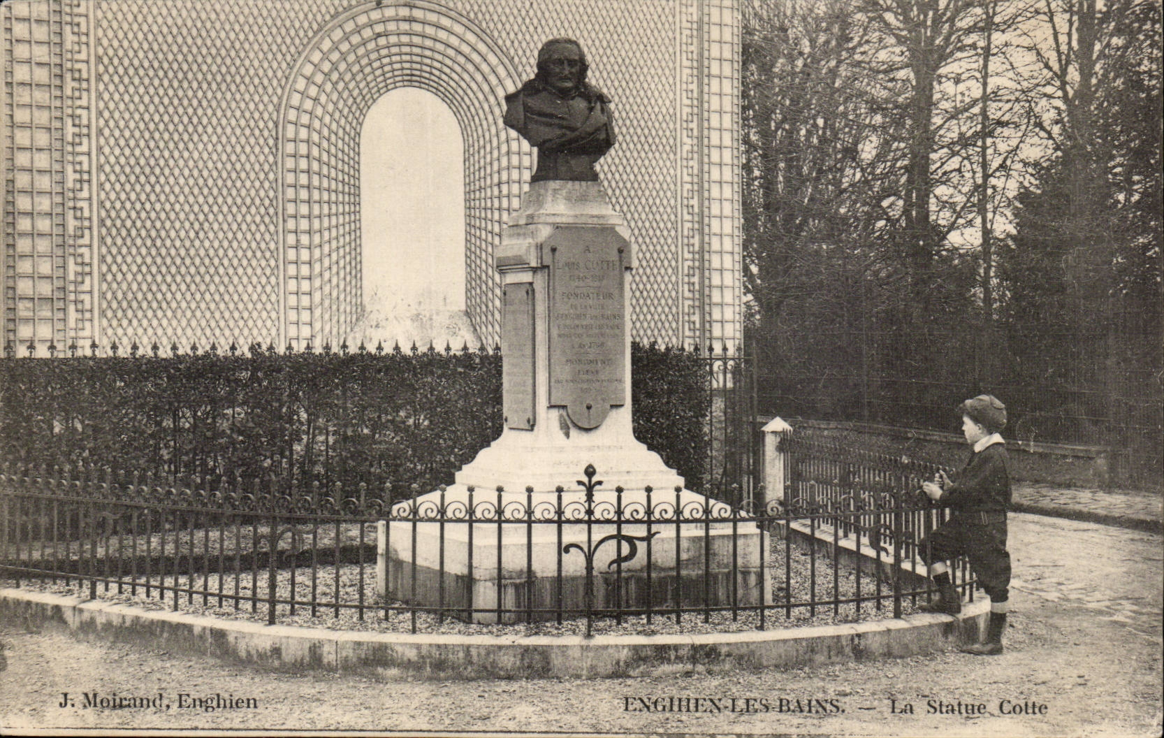 Enghien les Bains CPA Statue the Coat