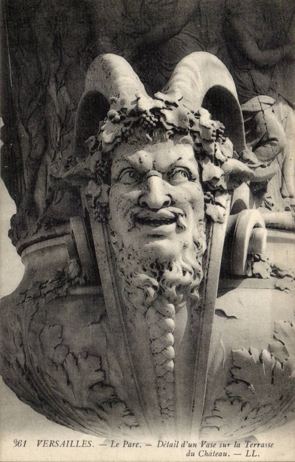Versailles CPA the park Detail of a vase on the terrace of the castle