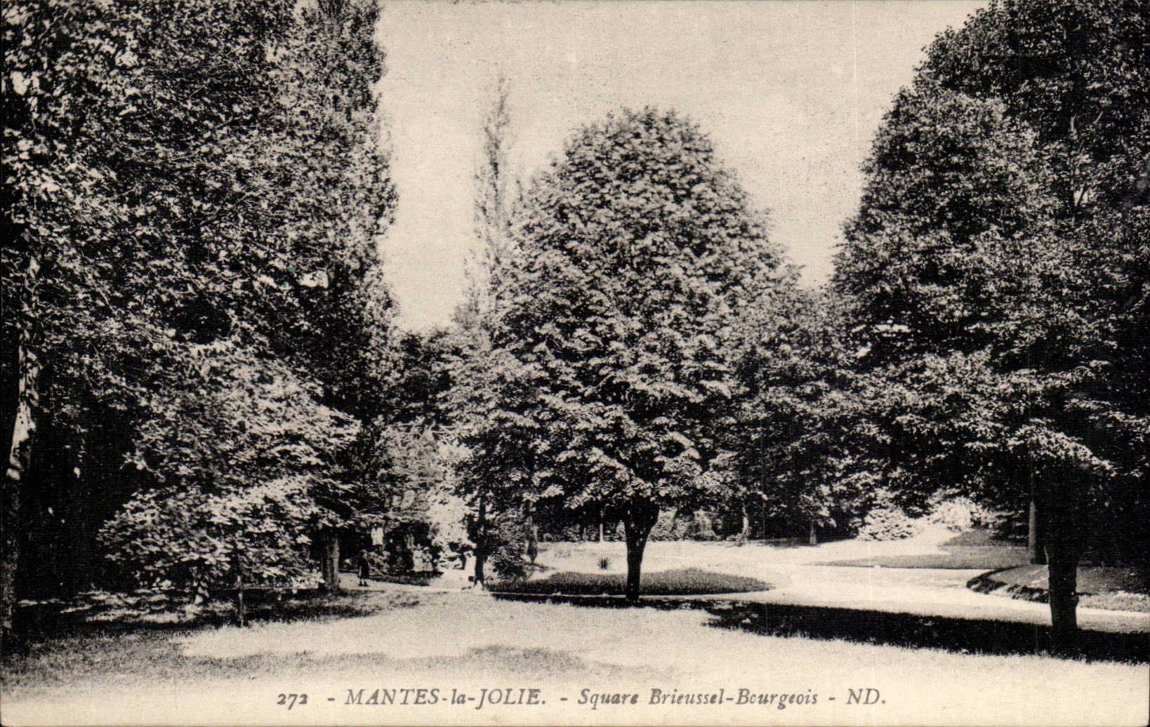 Mantes La Jolie CPA Sqaure Brieussel Middle-class