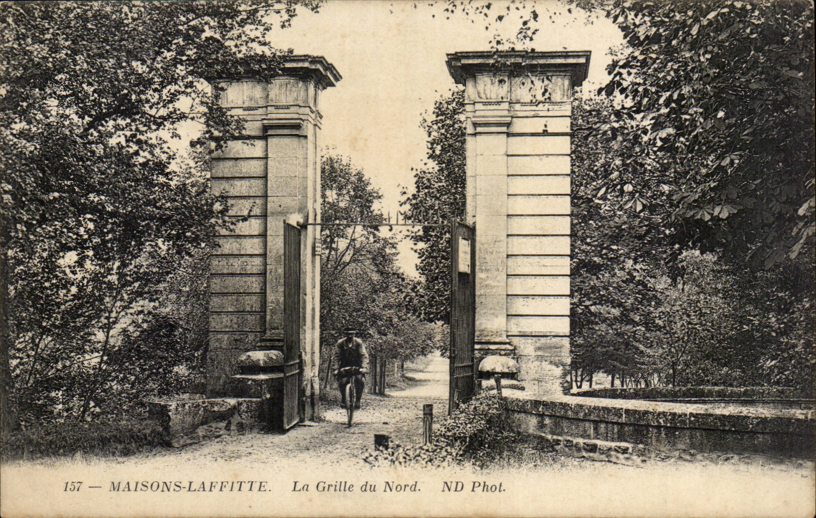 Houses Laffitte CPA the grid of north (cyclist)