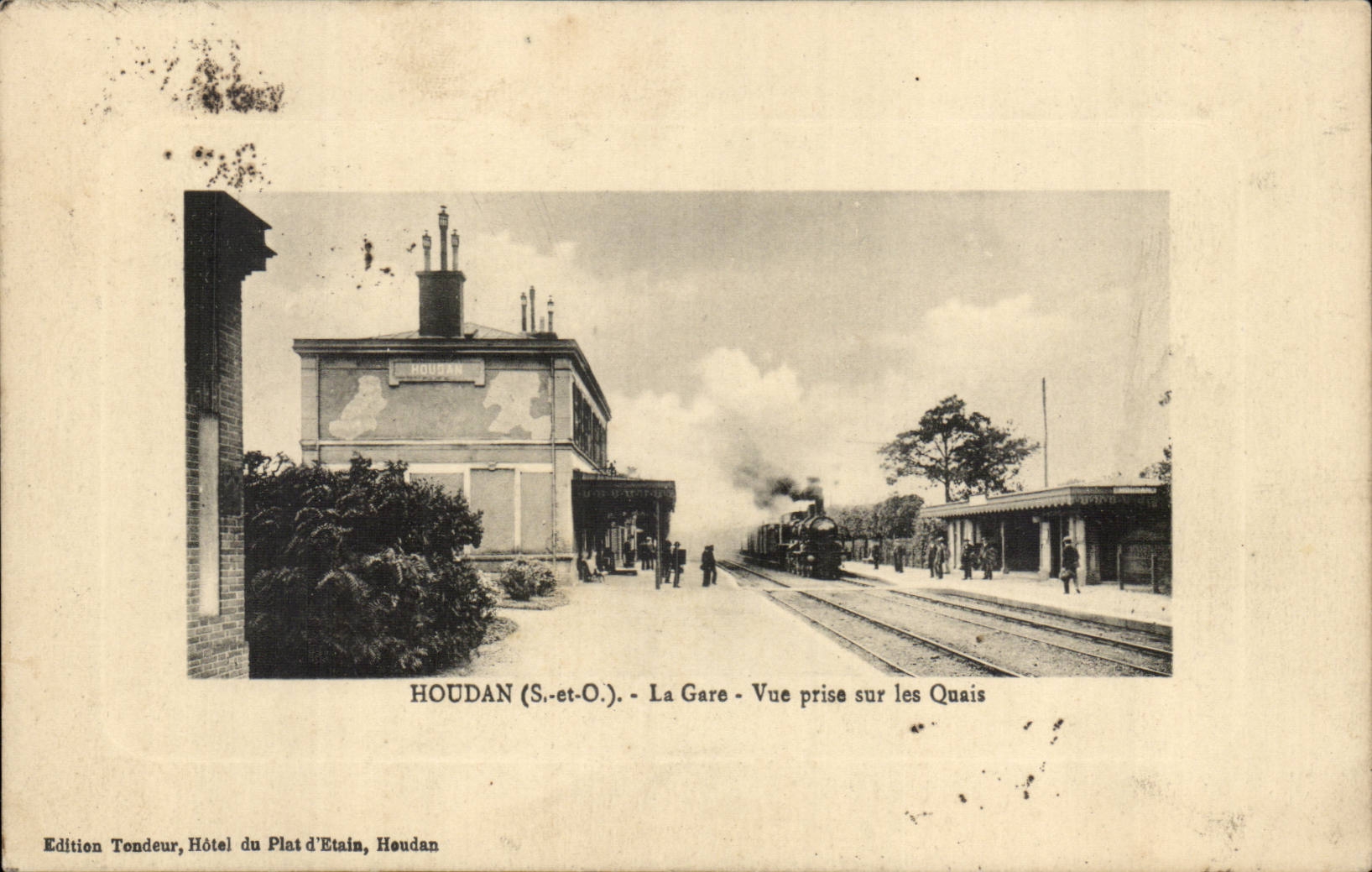 Houdan CPA La gare Vue prise sur les quais TOP