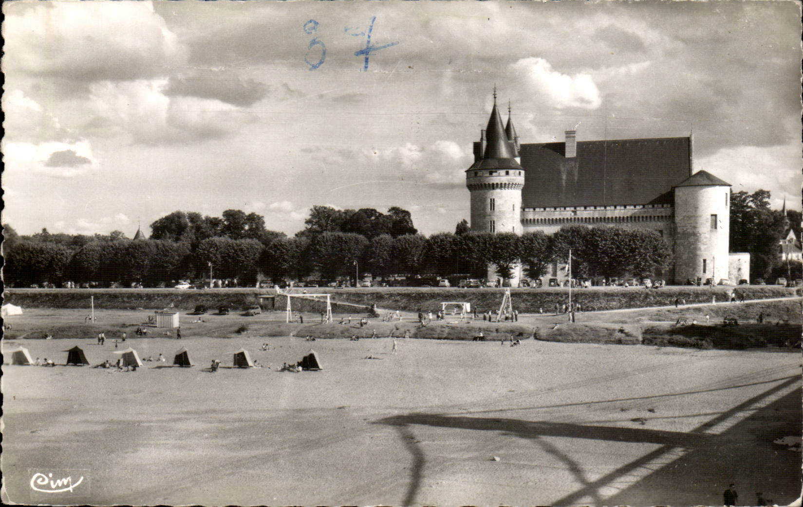 CPSM Sully on the Loire the beach and the castle