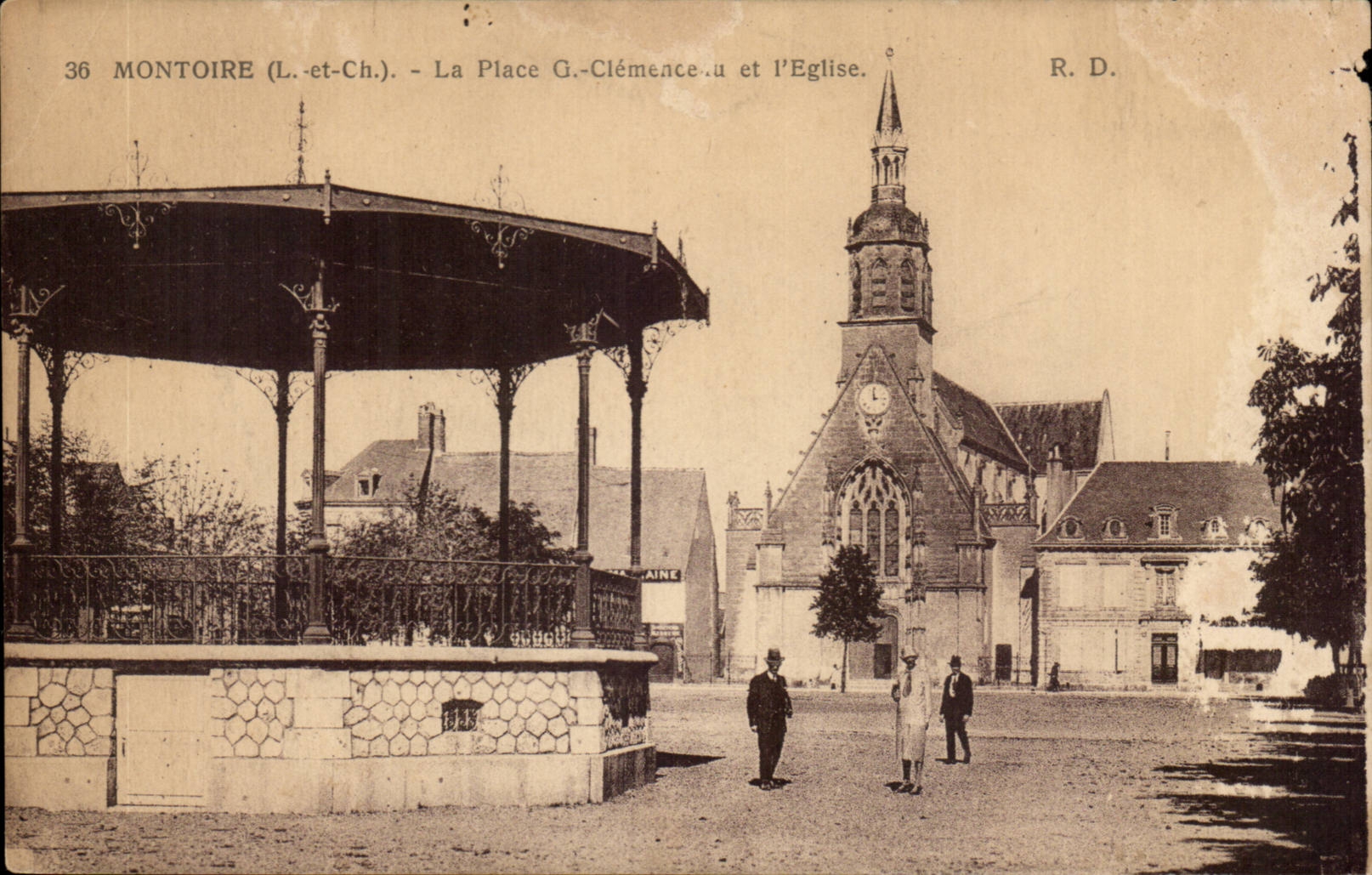 Montoire CPA La place Clemenceau et l'eglise