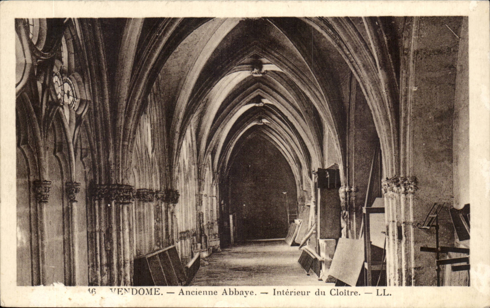 Vendome CPa Ancienne abbaye Interieur du cloitre