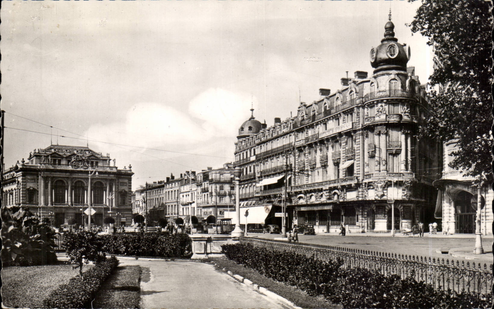 Montpellier CPA La place de la Comedie (l'oeuf)