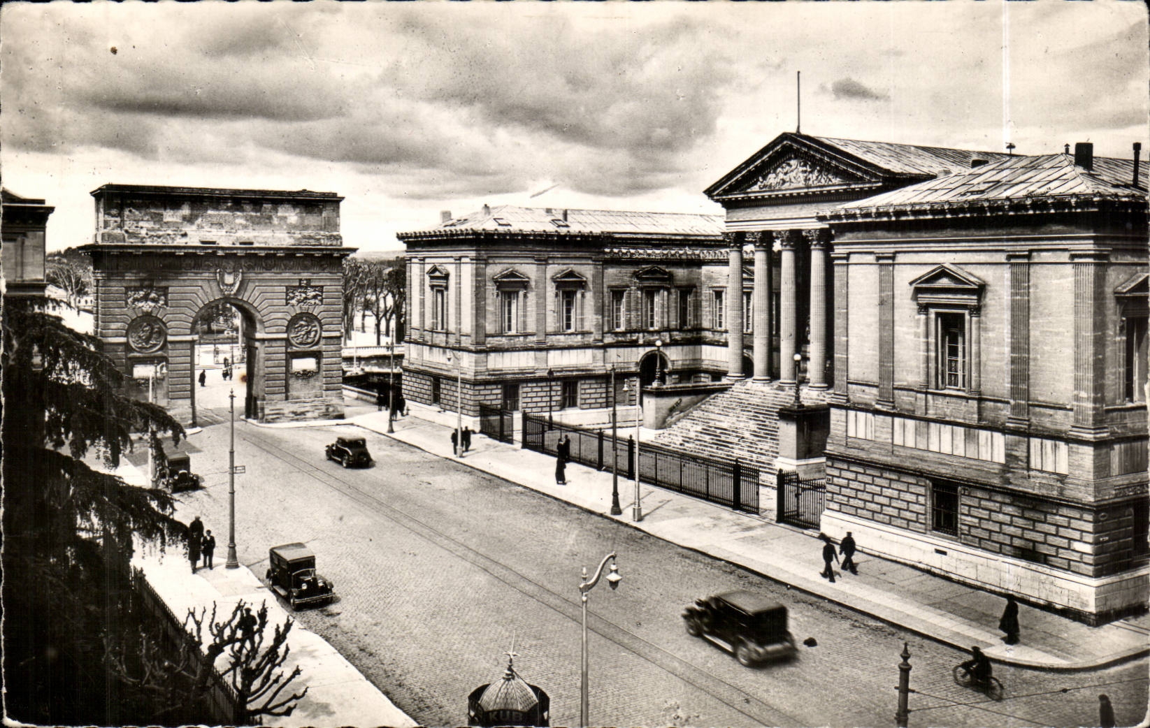 Montpellier CPA Le palais de justice et l'arc de triomphe