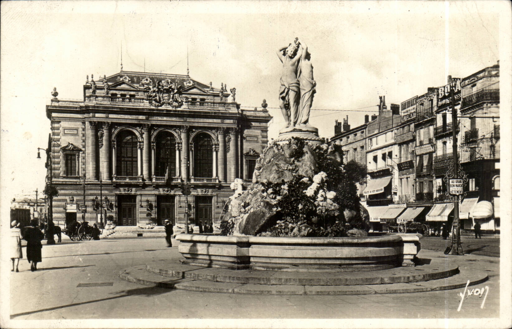 Montpellier CPA Le theatre et la fontaine des Trois Graces