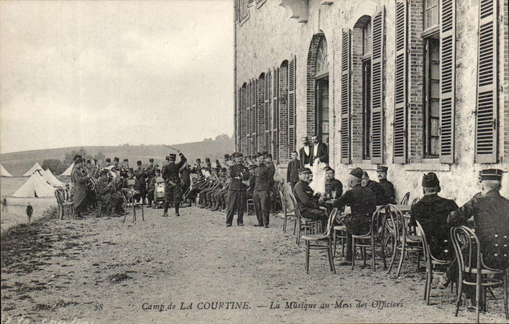 Dig CPA Camp of Courtine the music to the mess of the officers