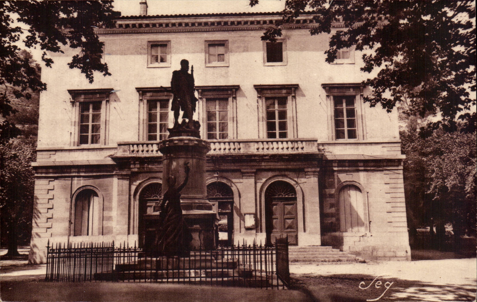 Vigan CPA das Rathaus und das Denkmal des Sergeanten Triare (1771 1799)