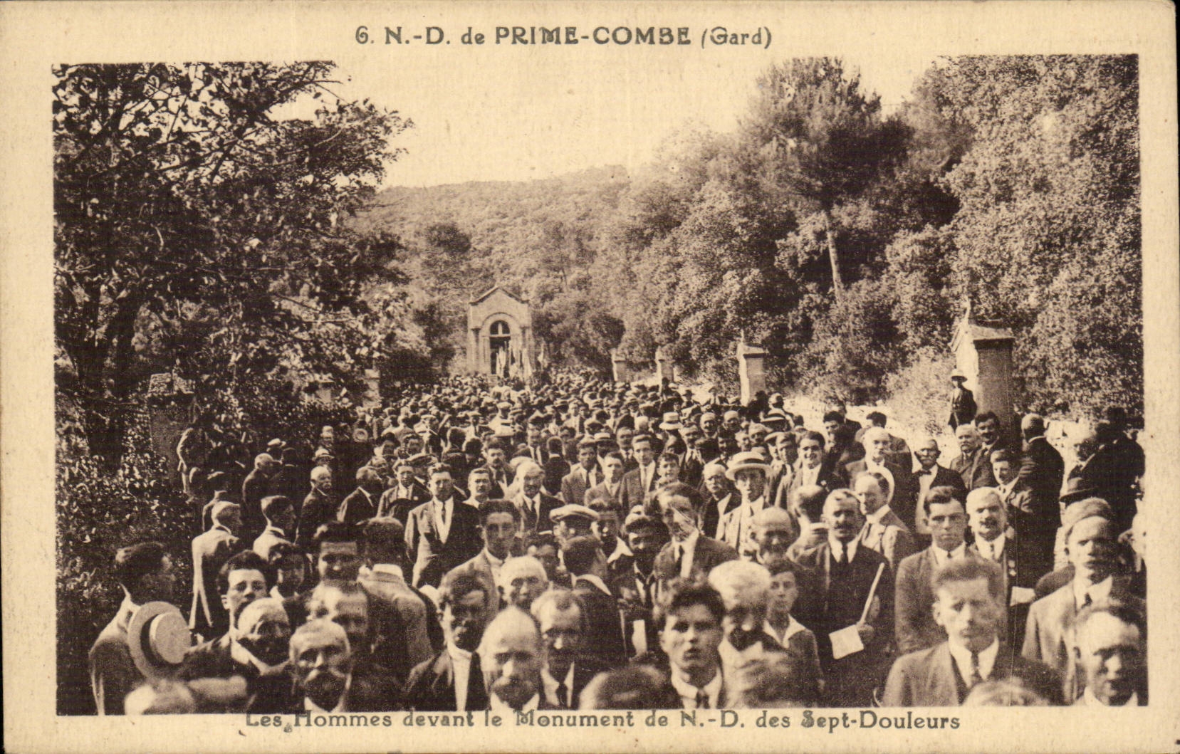 Notre Dame de Prime Combe - Manner vor dem Denkmal NR D der sieben Schmerz - CPA