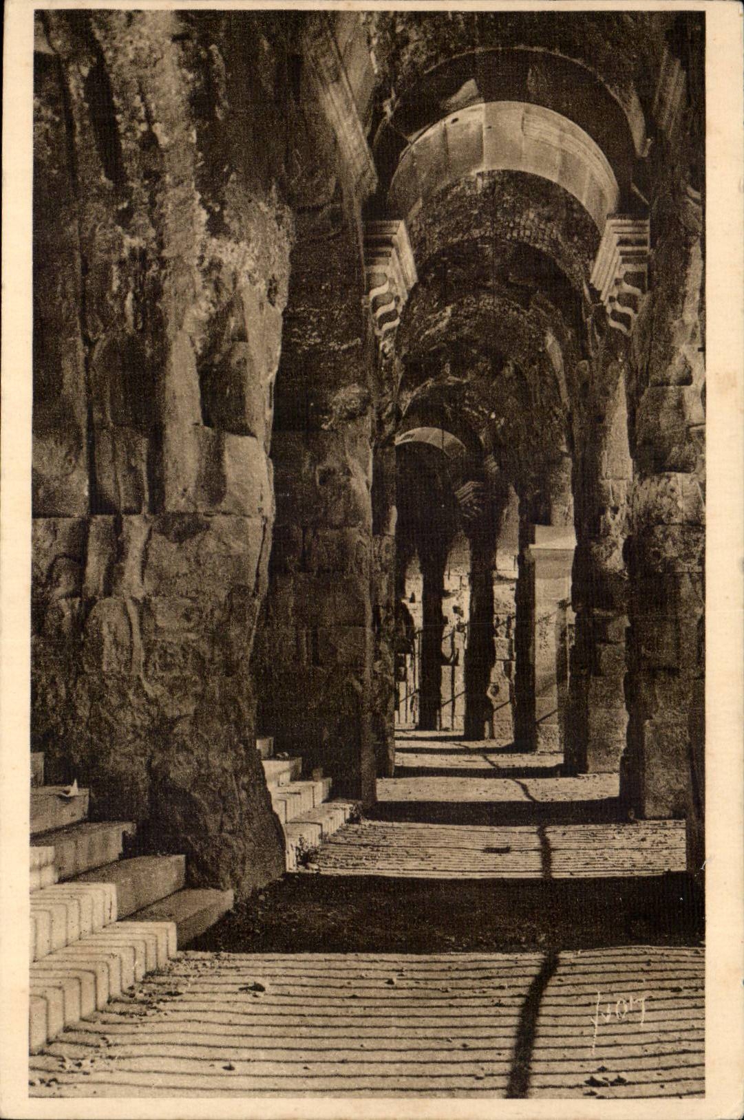 Galerie Nimes-CPA welche die Wendung von der Arena macht