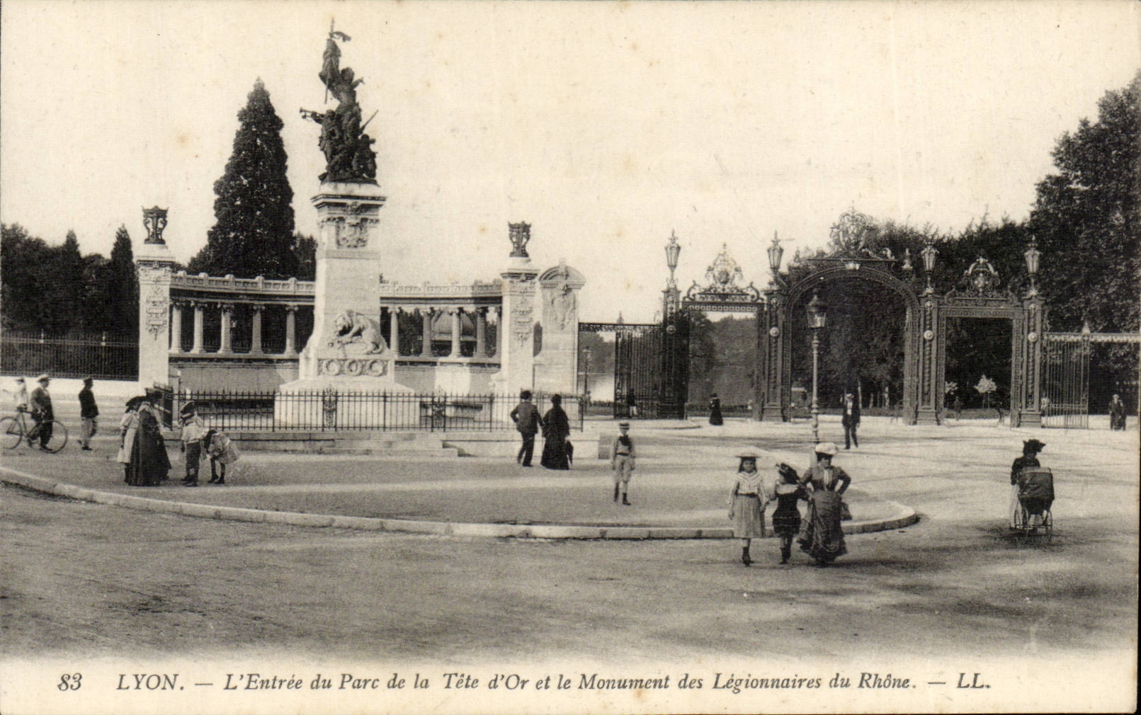 CPA Lyon Entering of the park of the Head dor and the monument of the legionaries of the Rhone