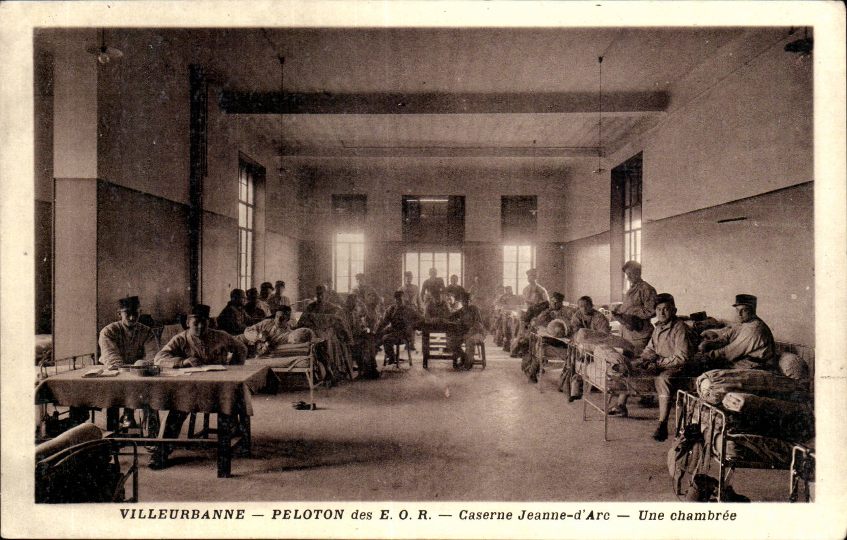 Villeurbanne CPA Group of the EOR Jeanne Barracks of arc a barrack room (soldiers)