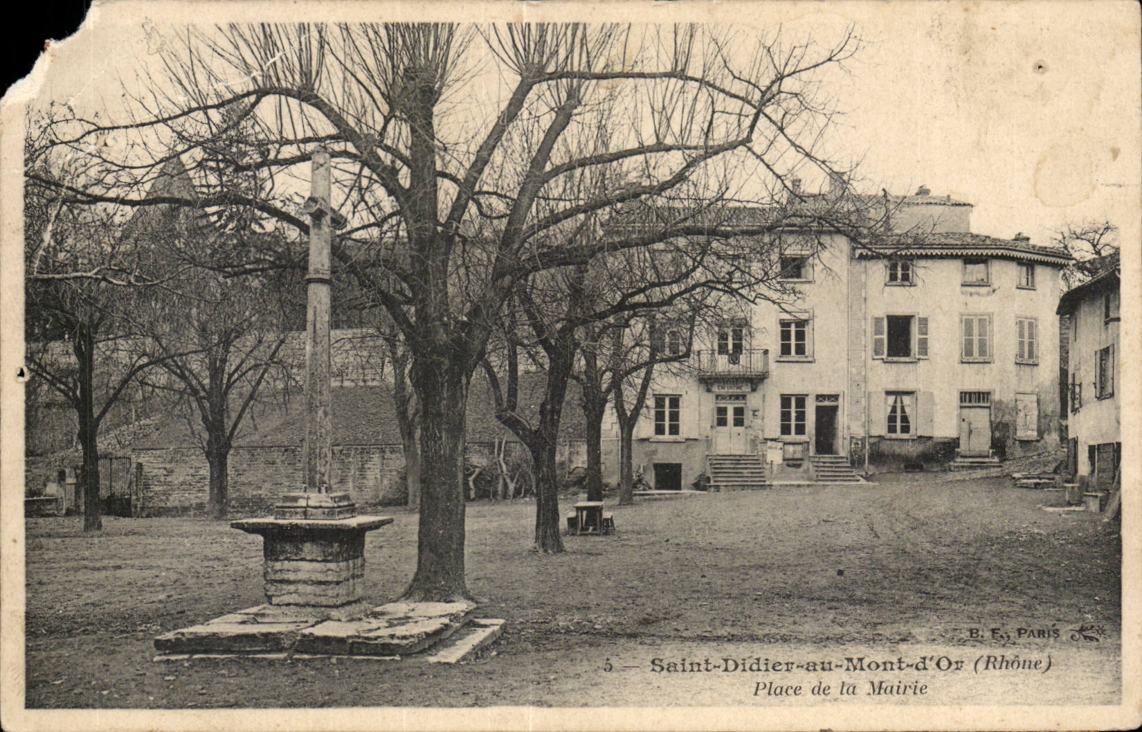 Saint Didier with the gold CPA Mount Places town hall