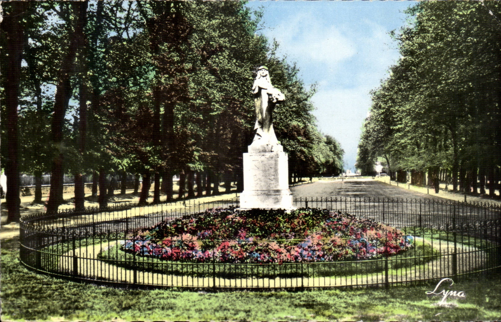 Houses Laffitte CPA the Egle avenue Entrance of the park