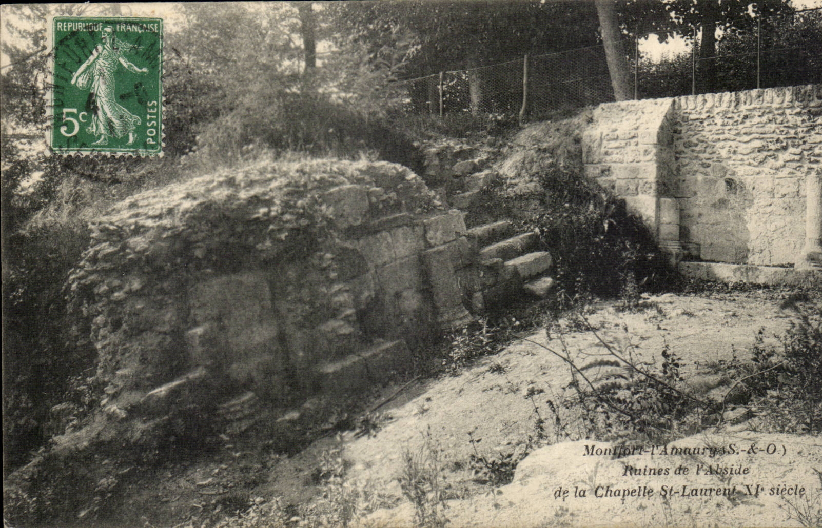 CPA Montfort the amaury Ruins of the apse of the St Laurent vault