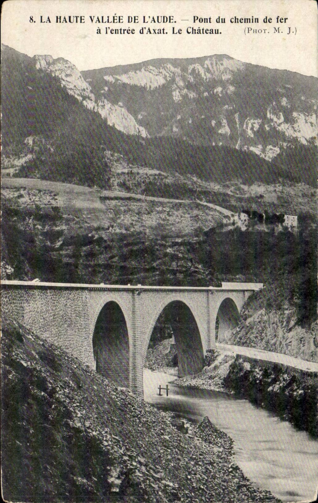 CPA Vallee de l'aude Pont du chemin de fer a l'entree Le chateau
