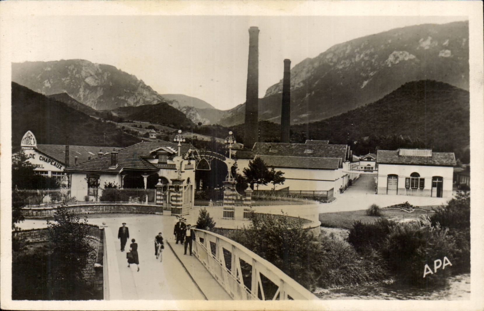 Quillan - Manufacture de Chapeaux Bourref et le Pont Suzanne -- CPA