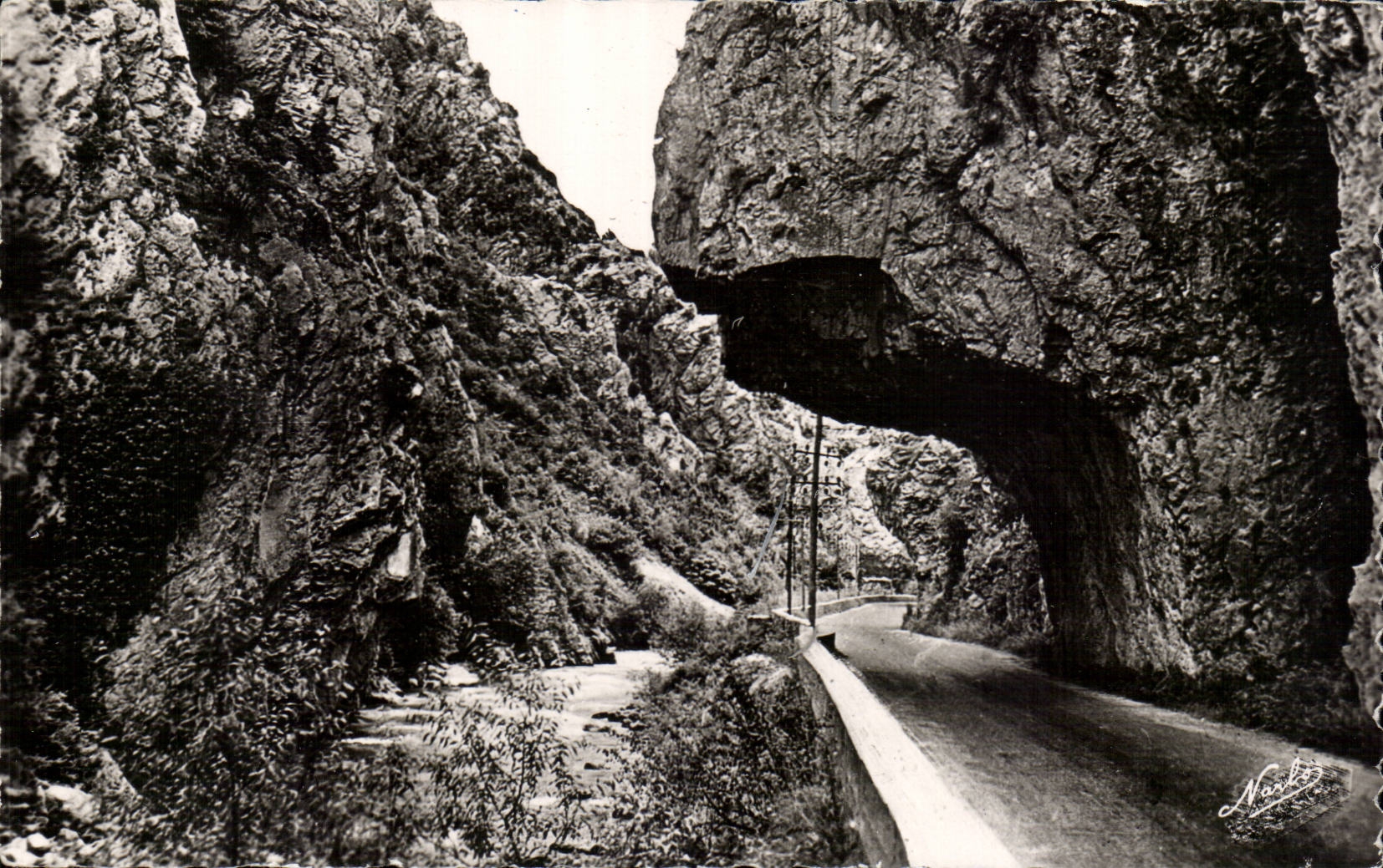 Le defile de la Pierre Lys CPM les rochers surplombant la route