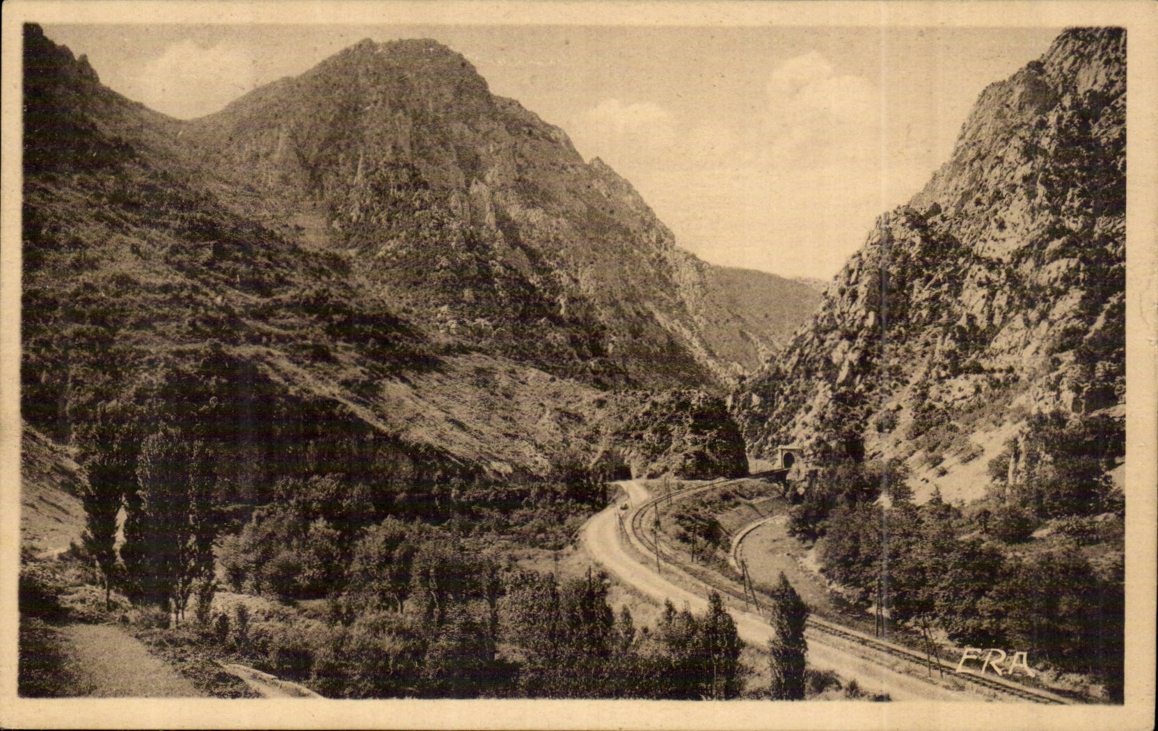CPA Gorges de l'aude La sortie des tunnels de la route de a voie ferree a la sortie du defile de Pierre Lys