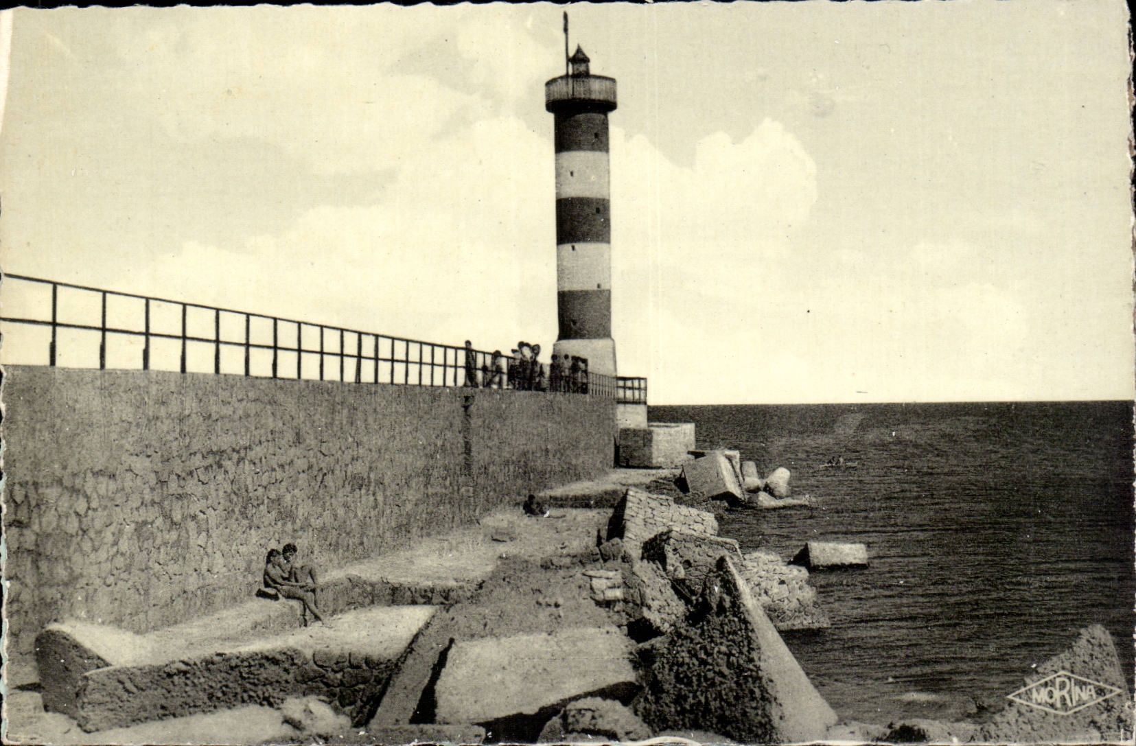 La Nouvelle CPA La jete et le phare (lighthouse)