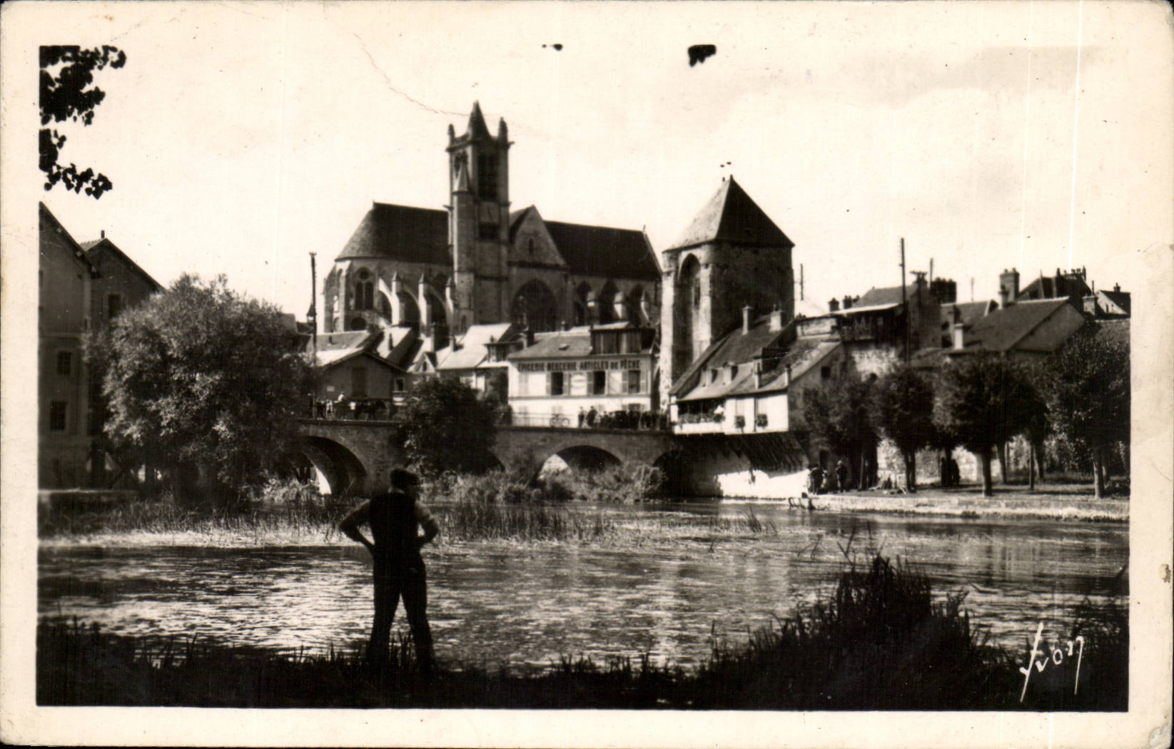 CPA Moret la ville vue de la rive droite du Loing